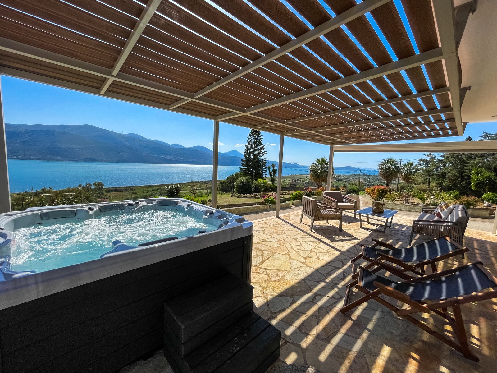 Η βεράντα του Otium Residence με εξωτερικό υδρομασάζ και θέα στη θάλασσα