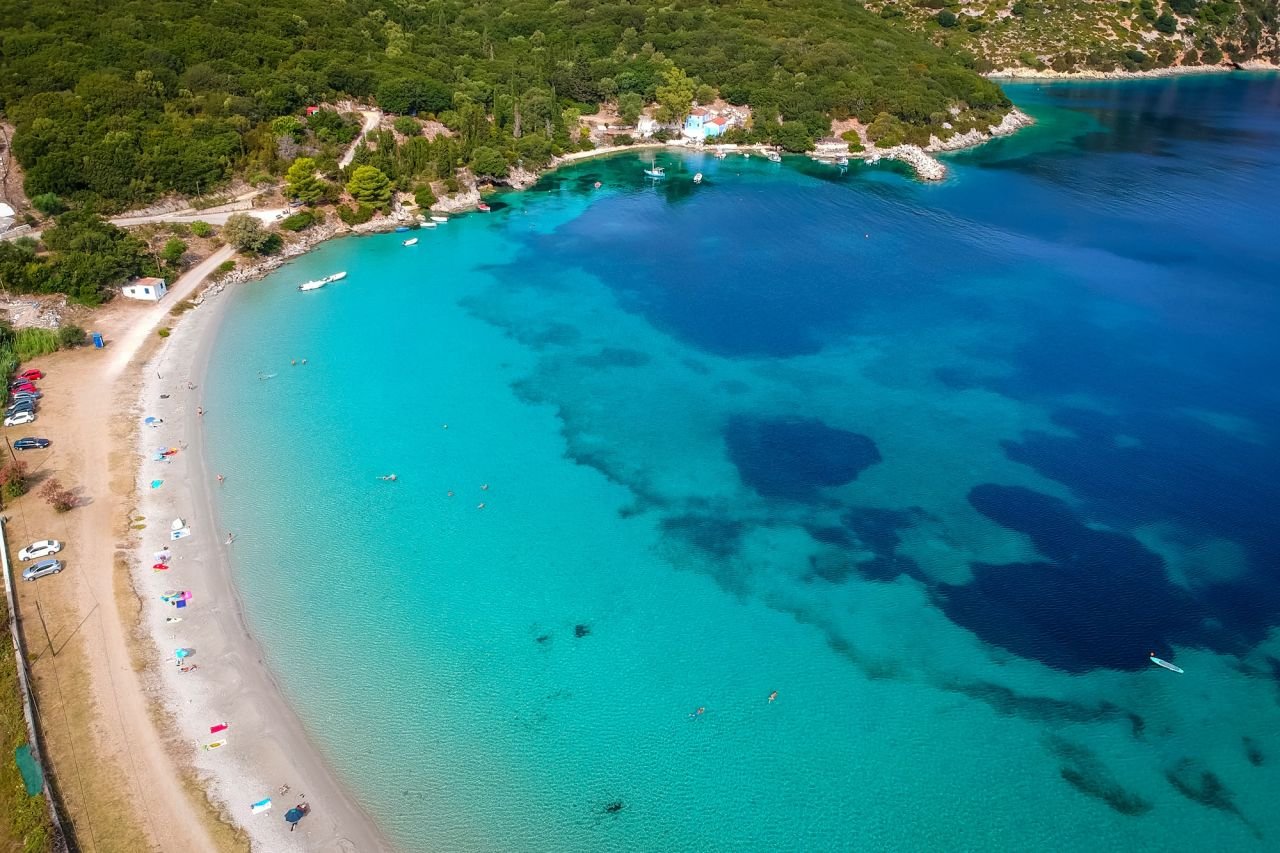 Ο κόλπος του Αθέρα με γαλαζοπράσινα νερά
